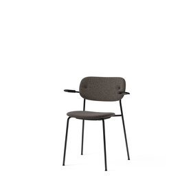 Design Outlet - Menu - Co Dining Chair mit Armlehne - Doppiopanama 001 - Gestell schwarz - Armlehne black oak (Retournr. 224780)