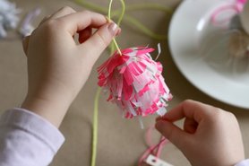 OsterbloggerEi: Hängende Piñatas-Eier und Neonkugel-Eierbecher von frauheuberg