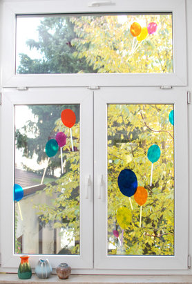 Luftballons im Fenster