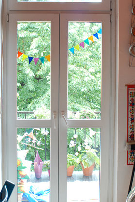 Fensterdeko aus dem Sommer: Wimpelkette aus Fensterfolie