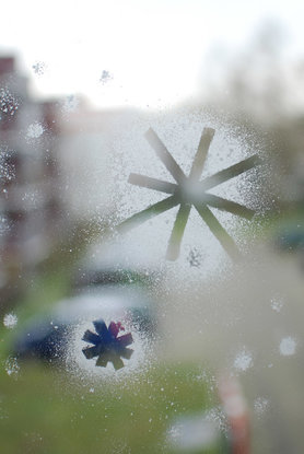 Schneeflocken im Fenster