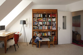 Wohnzimmer - Bücherschrank und Arbeitsplatz