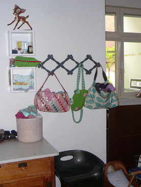 Zweckentfremdete Orla Kiely Taschen zur Aufbewahrung Halstüchern und Strumpfhosen im Kinderzimmer