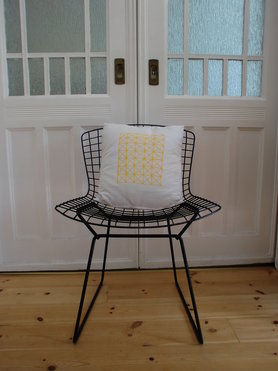 Bertoia Chair mit selbstbemalten Kissen