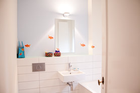 Kleines Badezimmer mit Goldfischen