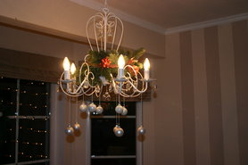 ...auch unsere Leuchte über'm Esstisch hat die weihnachtliche Verwandlung hinter sich...
