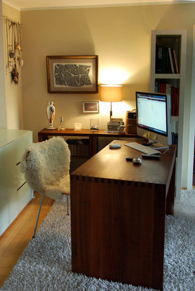 Kleines Büro ins Wohnzimmer integriert