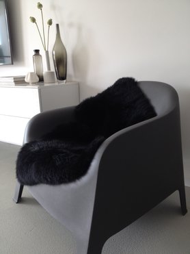 neuer Sessel mit schwarzem Fell