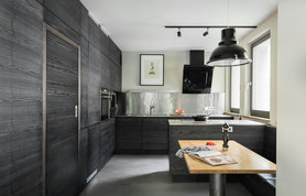 Küche mit Essplatz und schwarzer Deckenleuchte