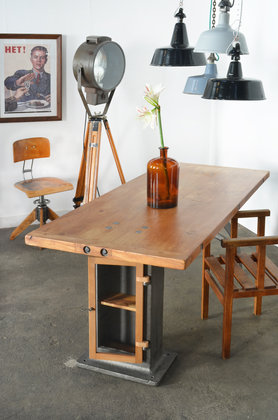Tisch aus Buchenholz und Gusseisen