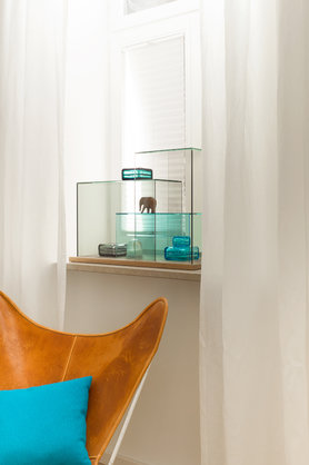 Formschöne Ausstellungsfläche für Deko: Vitrinen "Showcase" aus buntem Acrylglas