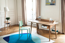 Breite Farbpalette an blauen Farbtönen bei Stuhl und Teppich