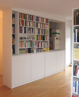 Bücherregal mit Stauraum über Treppe