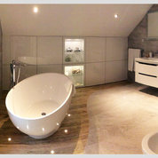 Kunden-Badezimmer mit der freistehenden Mineralguss-Badewanne Barletta