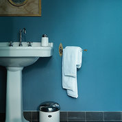 Waschbecken mit blauer Wand