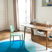 Breite Farbpalette an blauen Farbtönen bei Stuhl und Teppich