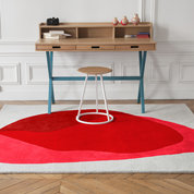 Jane Teppich aus Wolle mit rotem Farbklexmuster
