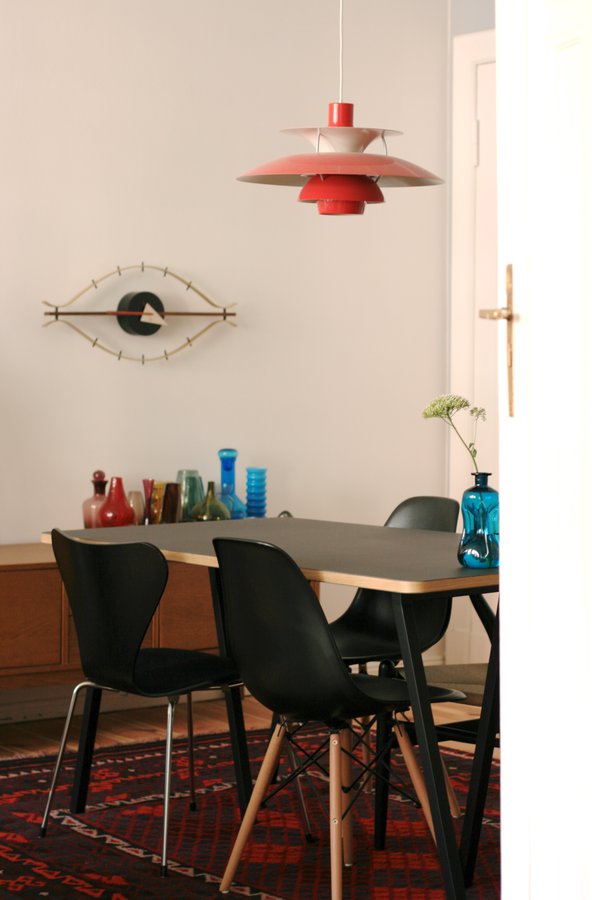 Die Eye Clock von Vitra in echten Wohnungen