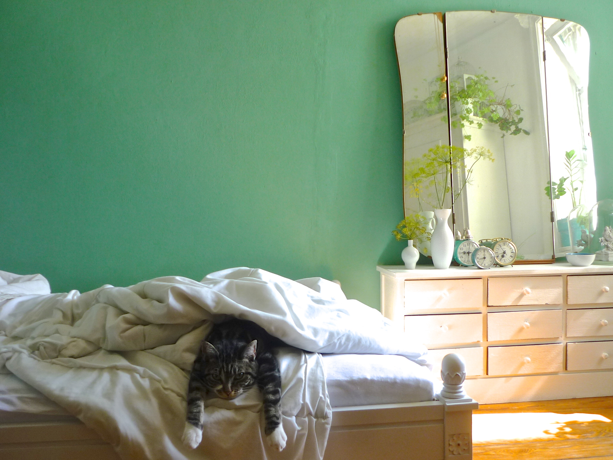 schlafzimmer solebich renovieren einrichtungsideen mimameise farbe wandfarbe streichen altbau bilderwand dunkelblau pinkelt hochglanz plastik schönsten