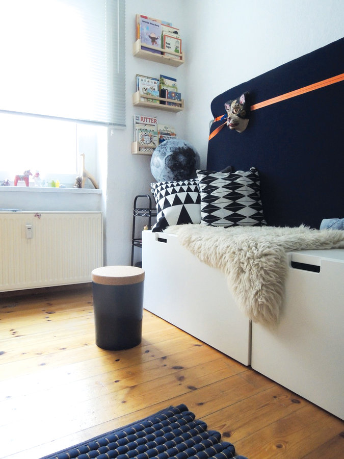 ein Shabby Chic Teenager Zimmer mit vielen Sachen, die an den