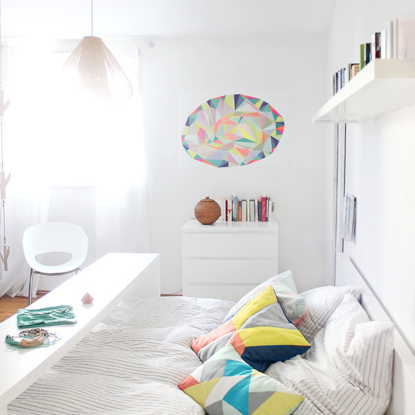 helles schlafzimmer mit bunten kissen