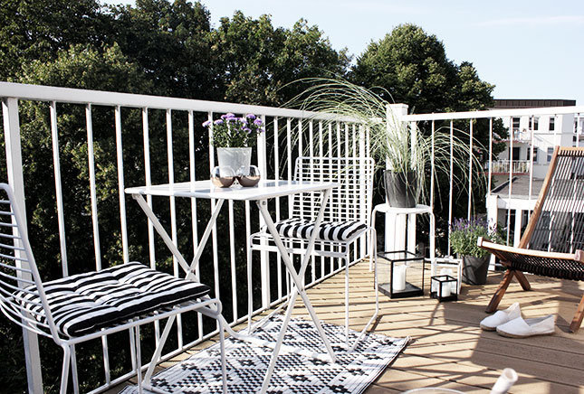 balkon mit weißen balkonmöbel