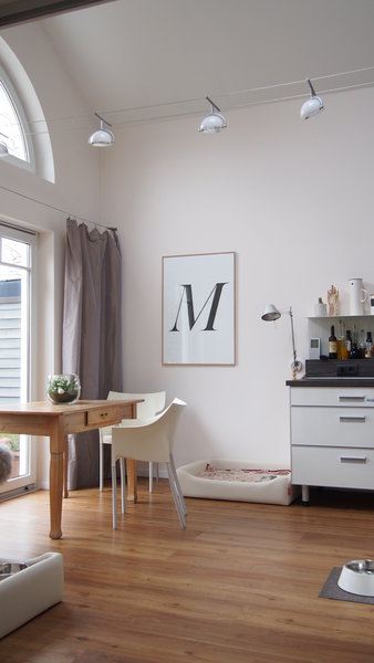 großes M poster, arbeitsplatz