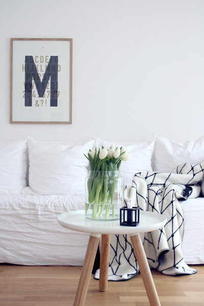 weiße tulpen auf tablo von normann copenhagen, the grid decke auf weißem sofa