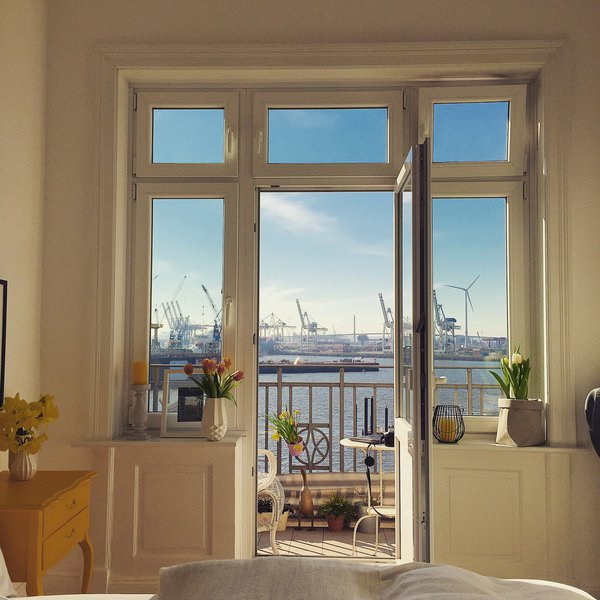 balkon blick auf hamburger hafen
