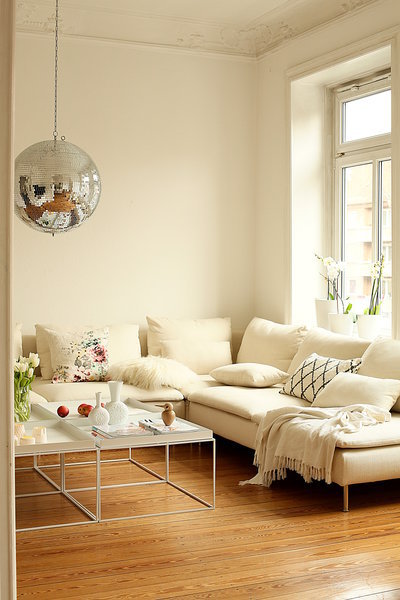 discokugel in wohnzimmer mit hay tray table in weiß