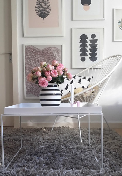 kähler vase mit rosen und acapulco chair in weiß