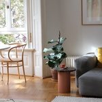 „Die Farbe Rosa begleitet mich, seit ich für meine erste Wohnung ein rosa Sofa gekauft habe.“ – Zu Besuch in der Altbauwohnung von elsestudios in Stuttgart
