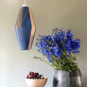 DIY-Anleitung für einen Leuchtenschirm aus Garn DIY-Anleitung für einen Leuchtenschirm aus Garn