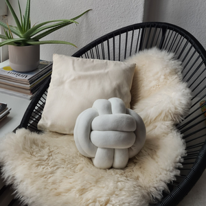 In 7 Schritten von Kinderstrumpfhosen zum Knotenkissen In 7 Schritten von Kinderstrumpfhosen zum Knotenkissen