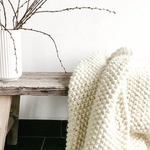 Strick-Anleitung für ein Plaid im Perlmuster Strick-Anleitung für ein Plaid im Perlmuster