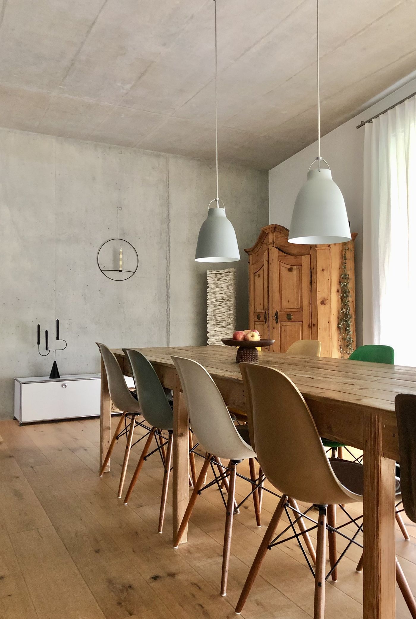 Holzschrank