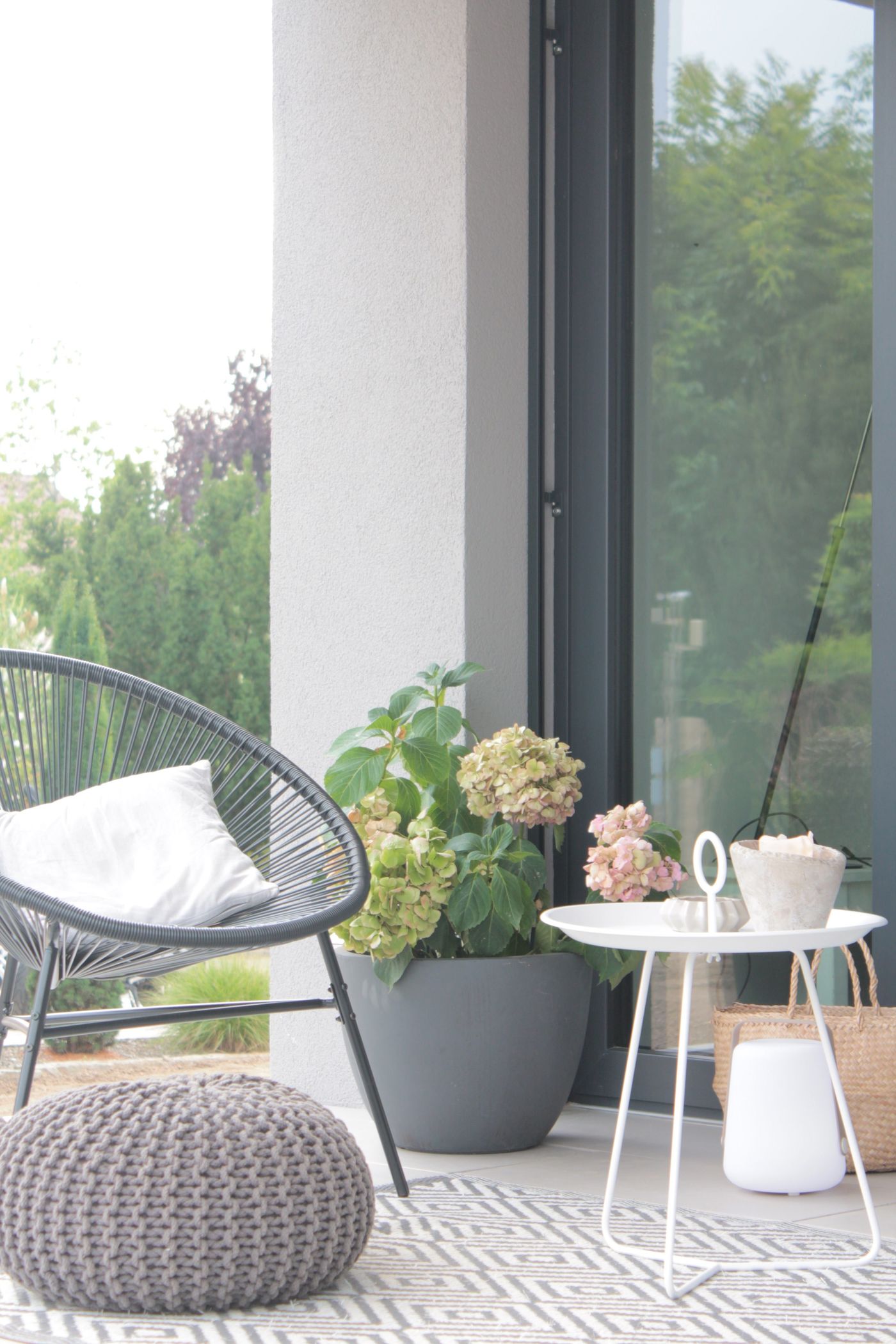 Eyelet Tray Table