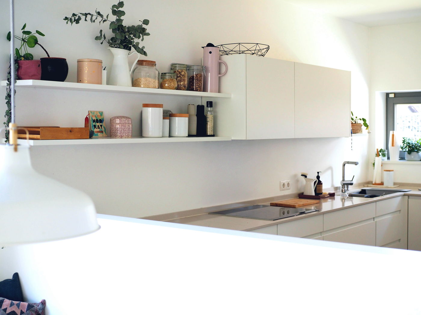 Wunderschon Saubere Kuche Ladt Regelrecht Zum Kochen Ein Topfe Und Tassen An Ihrem Platz Ordnung Muss Schlie Kuchen Inspiration Kuche Einrichten Kleine Kuche