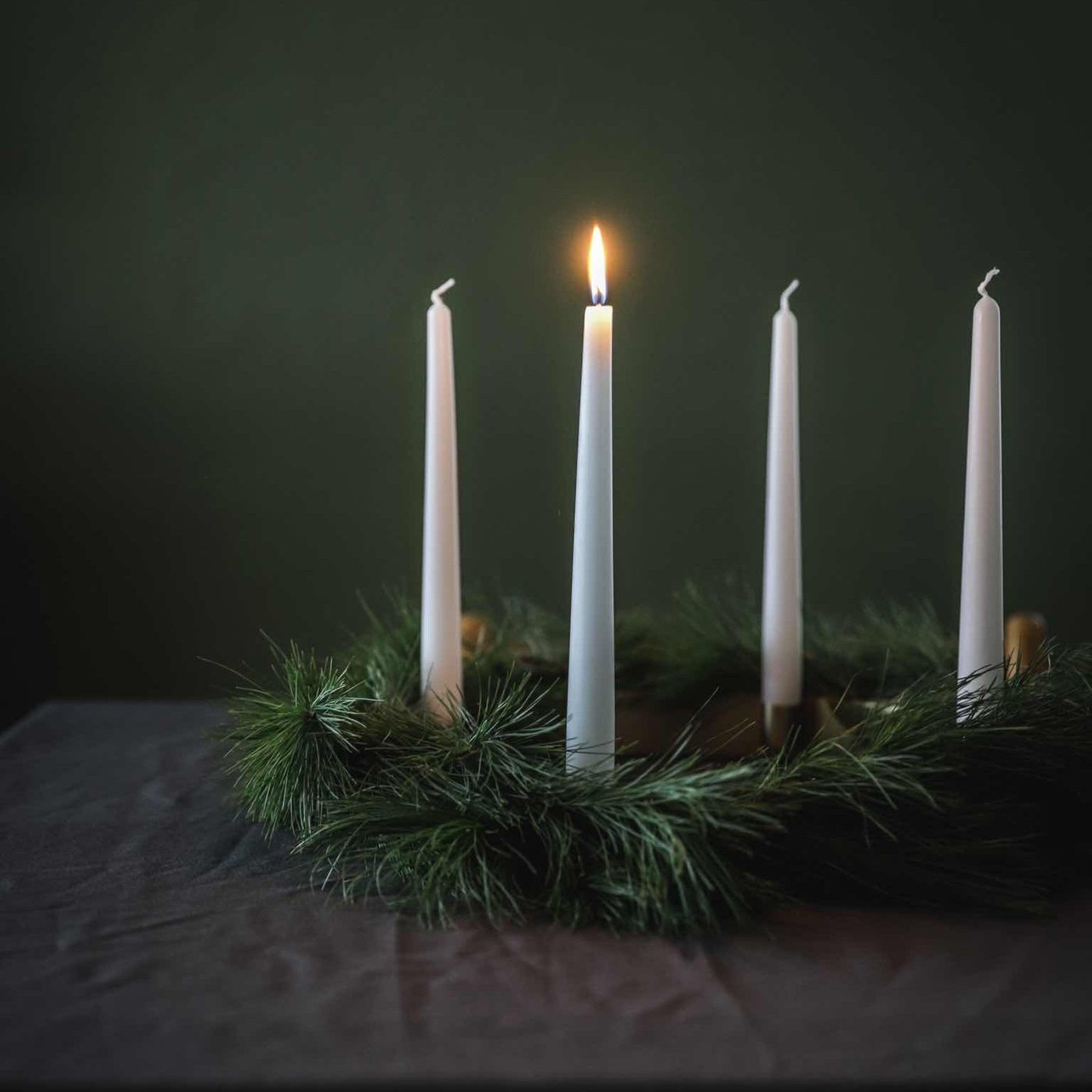 Minimalistische Adventskränze in Grün und Weiß