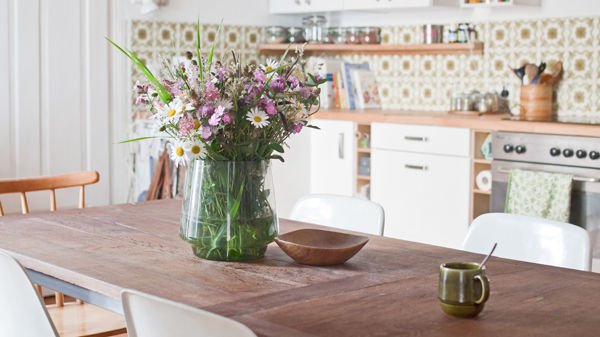 Schöne Blumendeko für deinen Esstisch