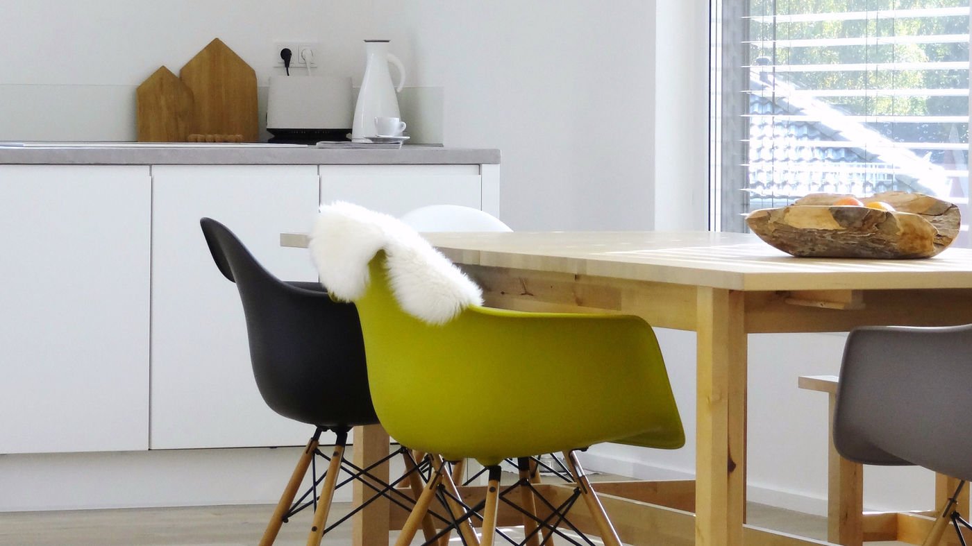 Der Eames Plastic Armchair mit Armlehne