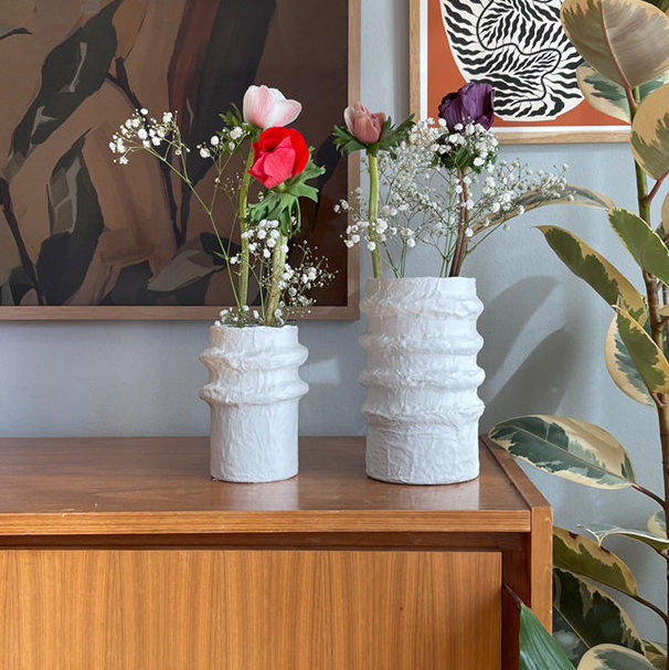 Vasen-DIY: In 5 Schritten zu Objekten aus trendigem Pappmaché