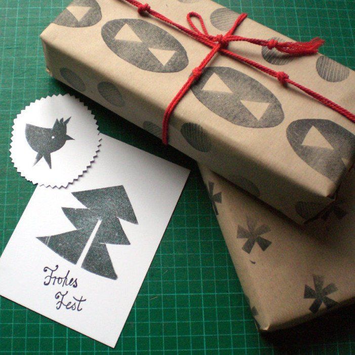 Papier und Weihnachtskarten mit selber gemachtem Stempel bedrucken