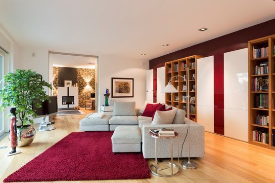 graues Sofa und roter Teppich graues Sofa und roter Teppich