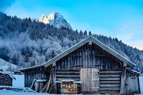 Hütte mit Holz und Zugspitze Hütte mit Holz und Zugspitze