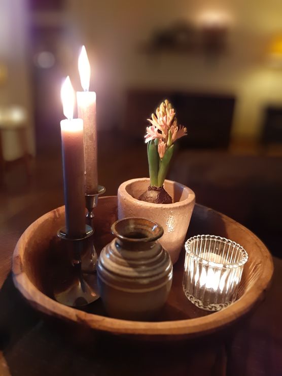 Weihnachtsdeko gegen Frühling ausgetauscht. Weihnachtsdeko gegen Frühling ausgetauscht.