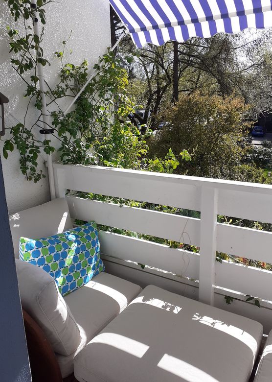 Auf meinem winzigen Schafzimmerbalkon Auf meinem winzigen Schafzimmerbalkon