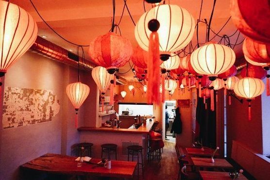 Stimmungsvolle Deckenbeleuchtung mit Vietnamesische Lampions Stimmungsvolle Deckenbeleuchtung mit Vietnamesische Lampions