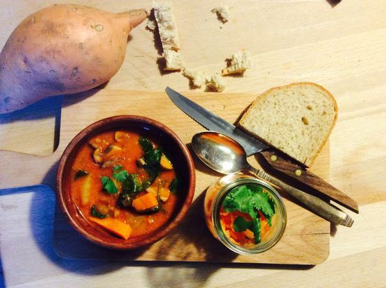 Abendessen ist fertig. Süßkartoffelstew mit Möhrensalat Abendessen ist fertig. Süßkartoffelstew mit Möhrensalat