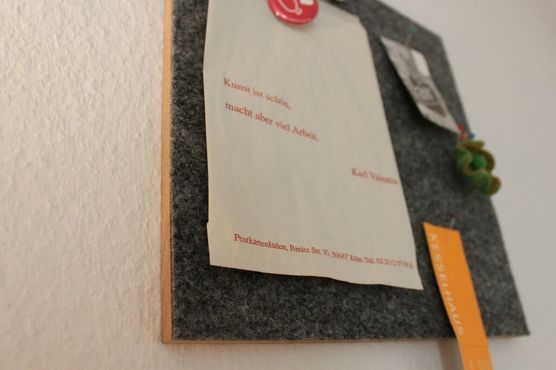 Pinnwand aus Teppichfliesen und MDF Pinnwand aus Teppichfliesen und MDF